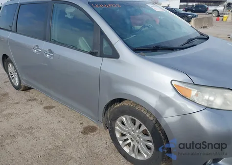 2015 Toyota Sienna Xle 8 Passenger z USA, uszkodzony, nr VIN 5TDYK3DC4FS554439